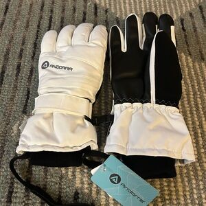 Andorra White and Black Winter Gloves